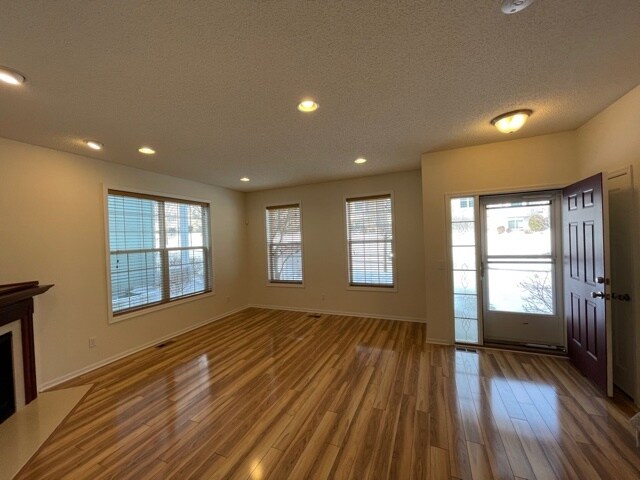 Foto del edificio - 10009 Gentian Dr
