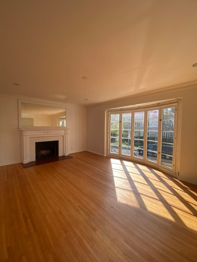 living room - 1206 Beverly Green Dr