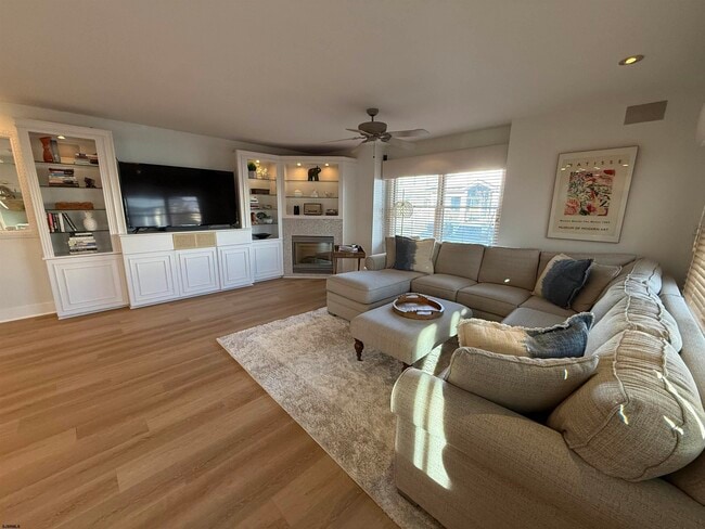 Building Photo - 4 S Iroquois Ave