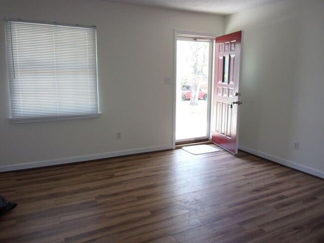 Foto del edificio - 3 Bedroom 1 Bath Home off Heckle Blvd