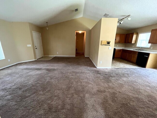 Foto del edificio - Lovely 3 bedroom home close to 429 with an...