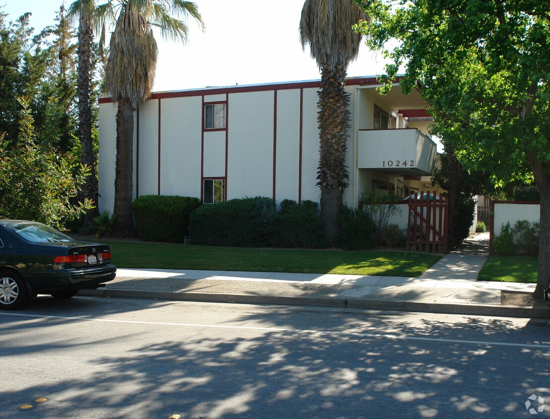 Foto principal - 10242 Beardon Dr