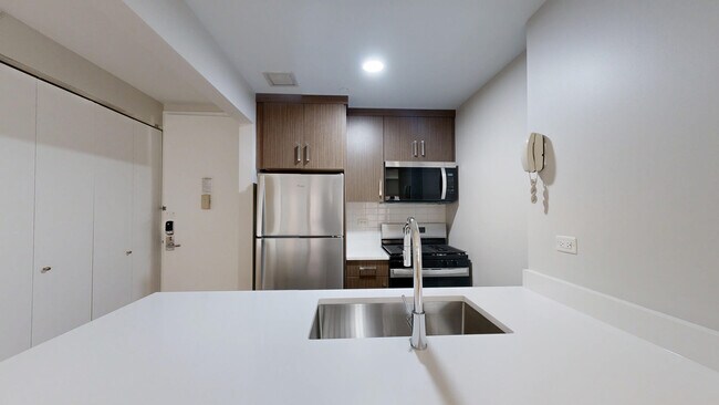Interior Photo - 10 Hanover Square