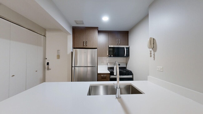 Interior Photo - 10 Hanover Square