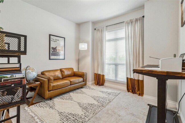 Foto del edificio - 430 Carpenter Hill Dr