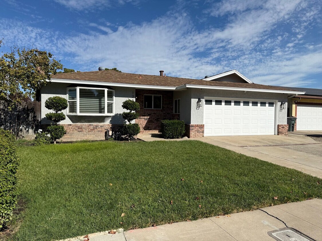 Foto principal - Updated 3-bedroom single story in Oakdale!