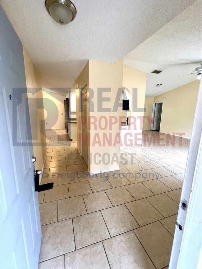 Building Photo - Spacious 4 bedroom home available now or a...