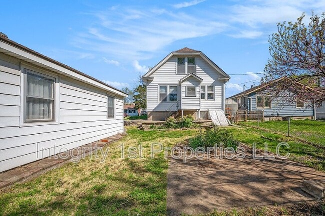 Building Photo - 2113 W 47th Terrace