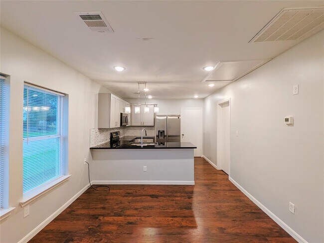 Foto del edificio - 303 North Loop