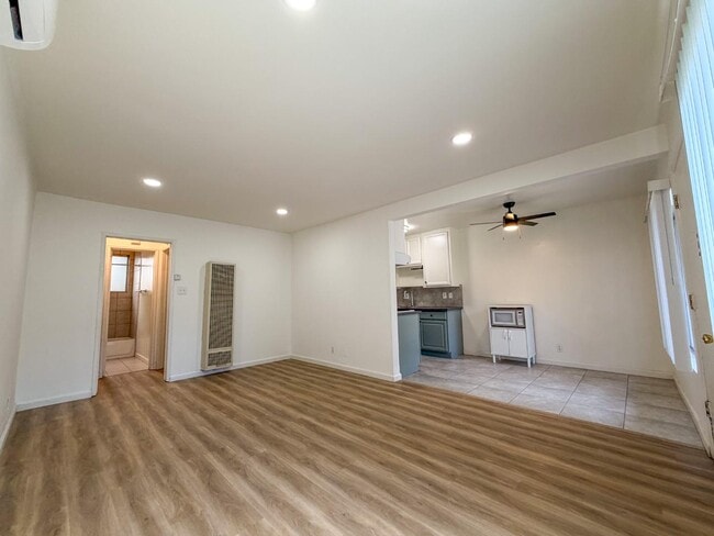 Building Photo - 531 N Marengo Ave