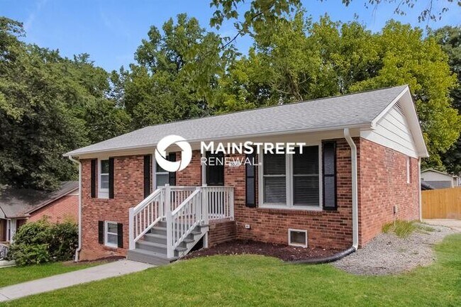 Foto del edificio - 3 Bedroom Pet-Friendly Home in CHARLOTTE, ...