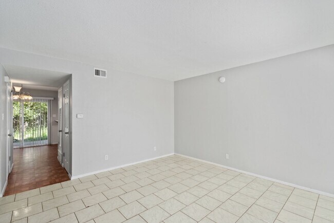Foto del edificio - 5800 Belmoor Dr