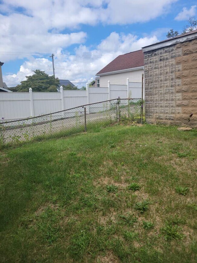 Building Photo - 1609 Cedar St