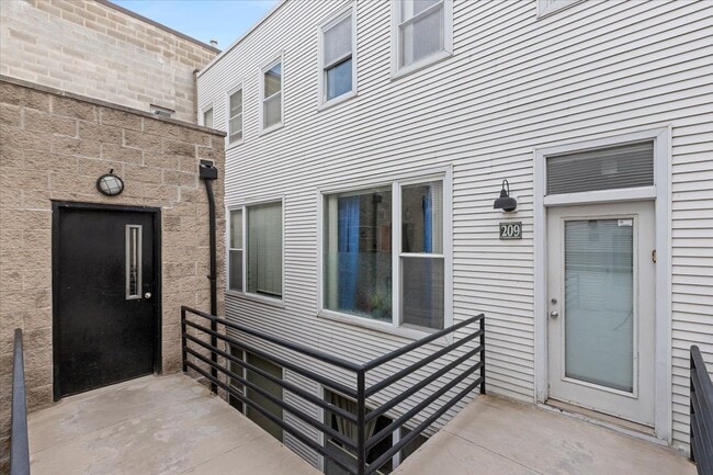 Building Photo - 2943 N Lincoln Ave
