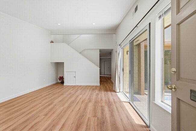Foto del edificio - 10432 Larwin Ave