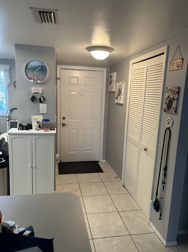 Foto del edificio - Room For Rent - lake front condo