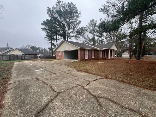 Building Photo - 3 Bedroom 2 Bathroom. Single Level Home.