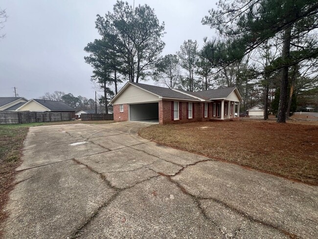 Foto del edificio - 3 Bedroom 2 Bathroom. Single Level Home.