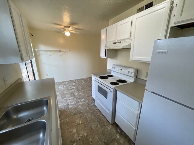 Building Photo - Two bdm townhouse style unit with private ...