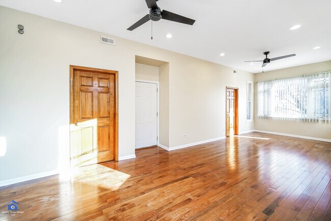 Foto del edificio - 2028 N Hamlin Ave