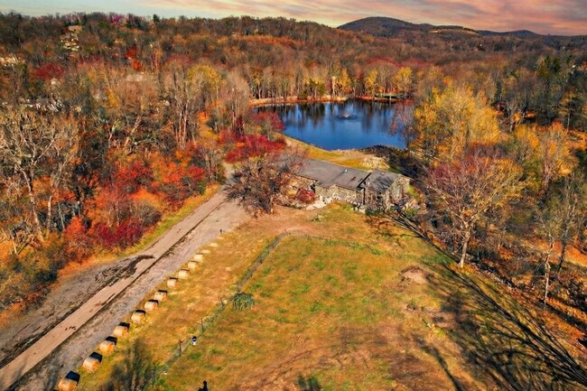 Foto del edificio - 443 Clove Rd