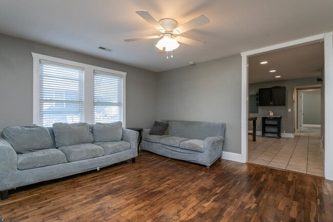 Foto del edificio - Available for Short Term from Now until July 15, 2026 - Inquire about discounted rate!