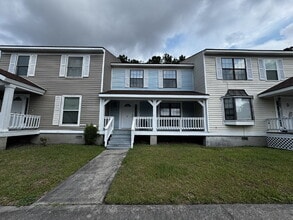 Building Photo - 912 Pineland Ave