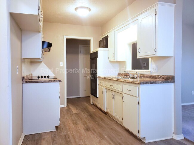 Foto del edificio - 989 Barkley Cir