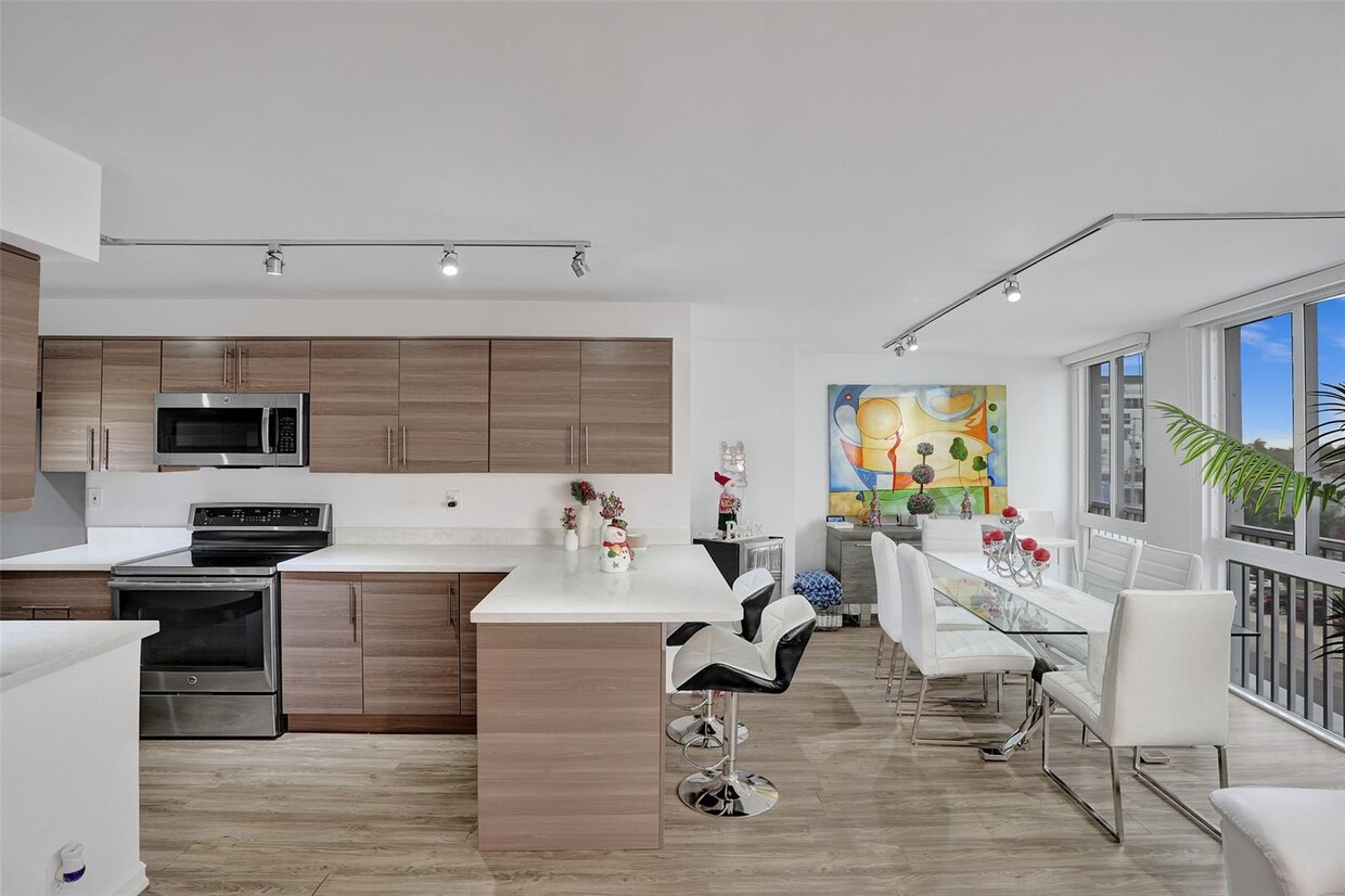 Foto principal - 720 Bayshore Dr