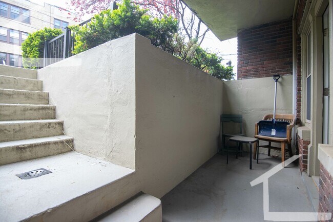 Foto del edificio - 100 Brainerd Rd