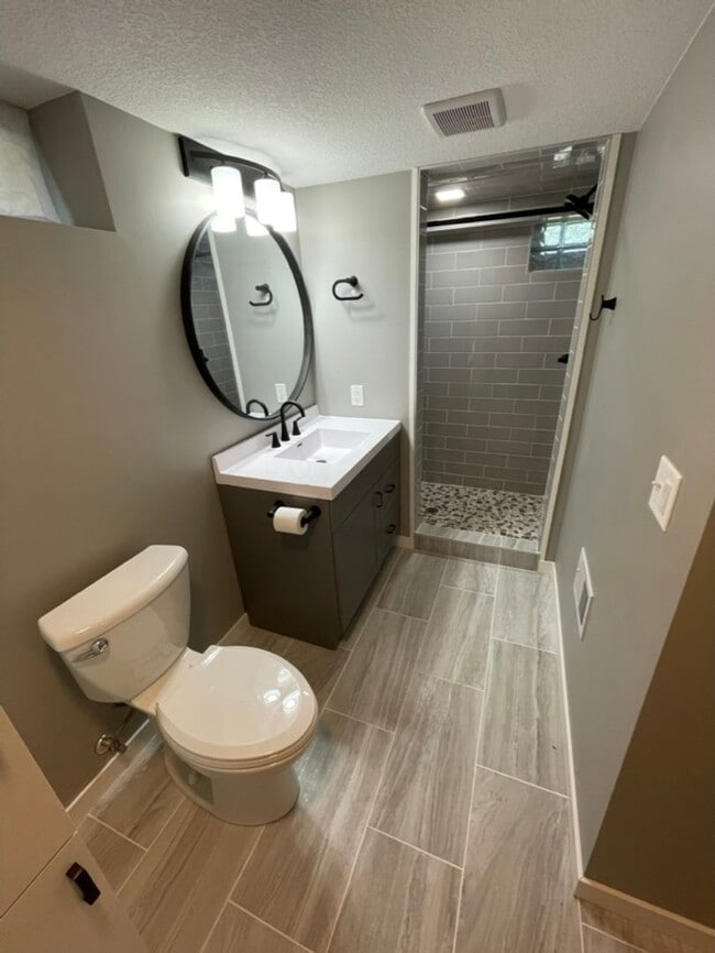 Foto del edificio - Updated, Modern, 4 Bed, 2 Bath, 3+Car Garage