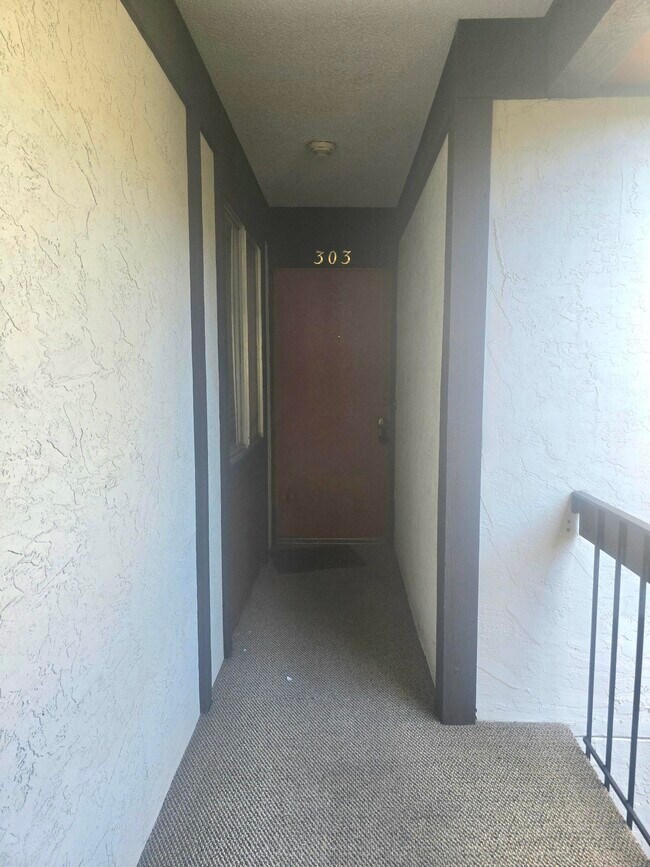 Building Photo - 3150 Lakeside Dr