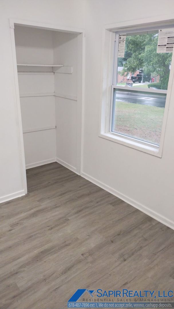 Foto del edificio - Inviting 3-Bed, 1-Bath Brick Home with Cov...