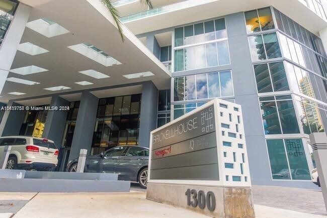Building Photo - 1300 Brickell Bay Dr