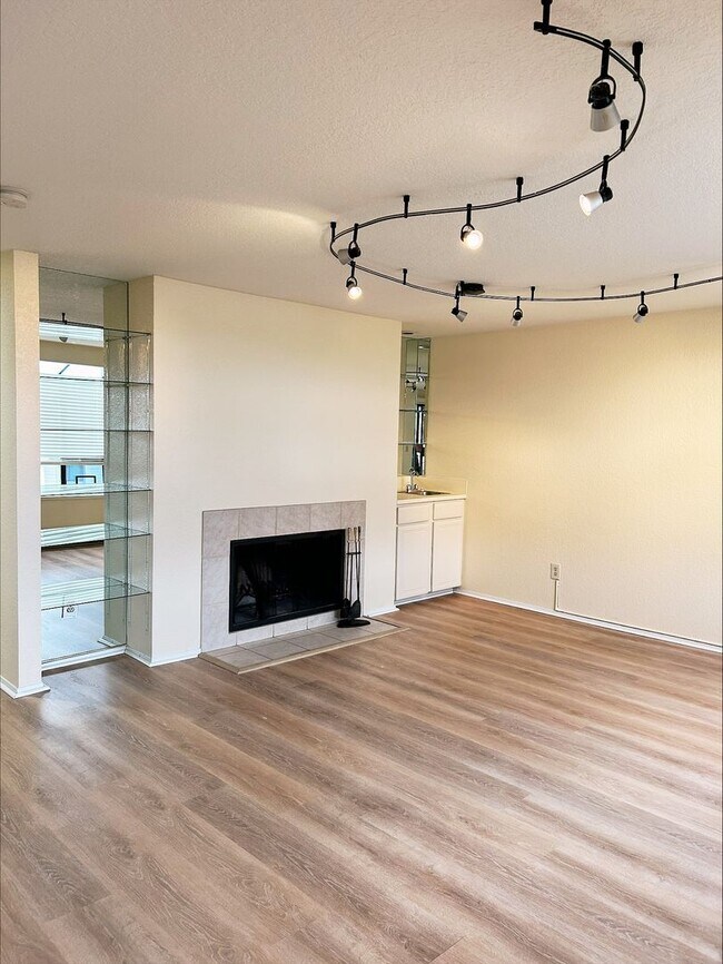 Foto del edificio - 2 Bedroom 1.5 Bath Condo Renton - 1 Carpor...