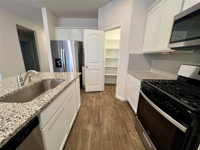 Foto del edificio - 211 Addison Pl