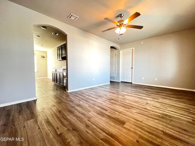 Building Photo - 913 Galaxia Dr