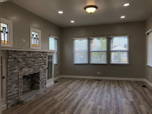 Foto del edificio - Large remodeled 4bed/2bath close to schools and transportation!
