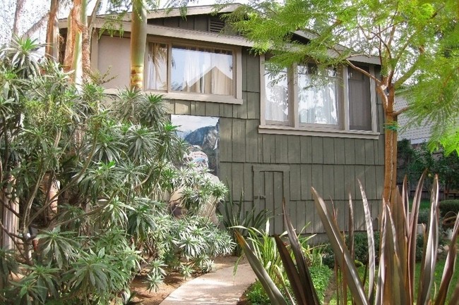 entry - 2609 3rd St