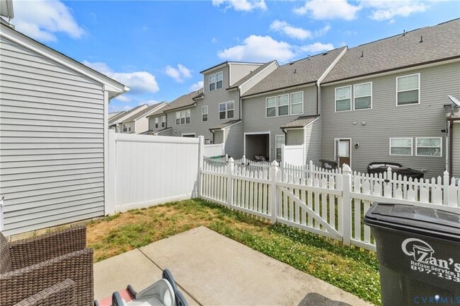 Building Photo - 8018 Rutland Village Dr