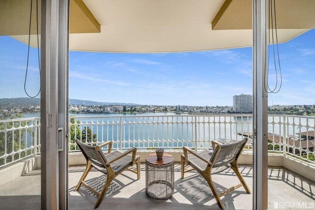 Foto del edificio - Two Bedroom Condo in Oakland Available Now!!