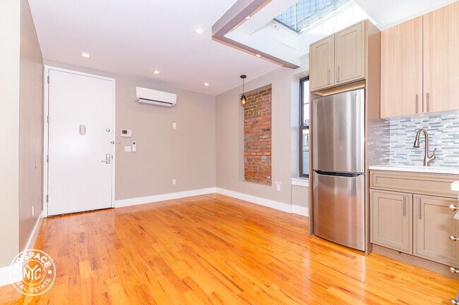 Building Photo - 126 Douglass St