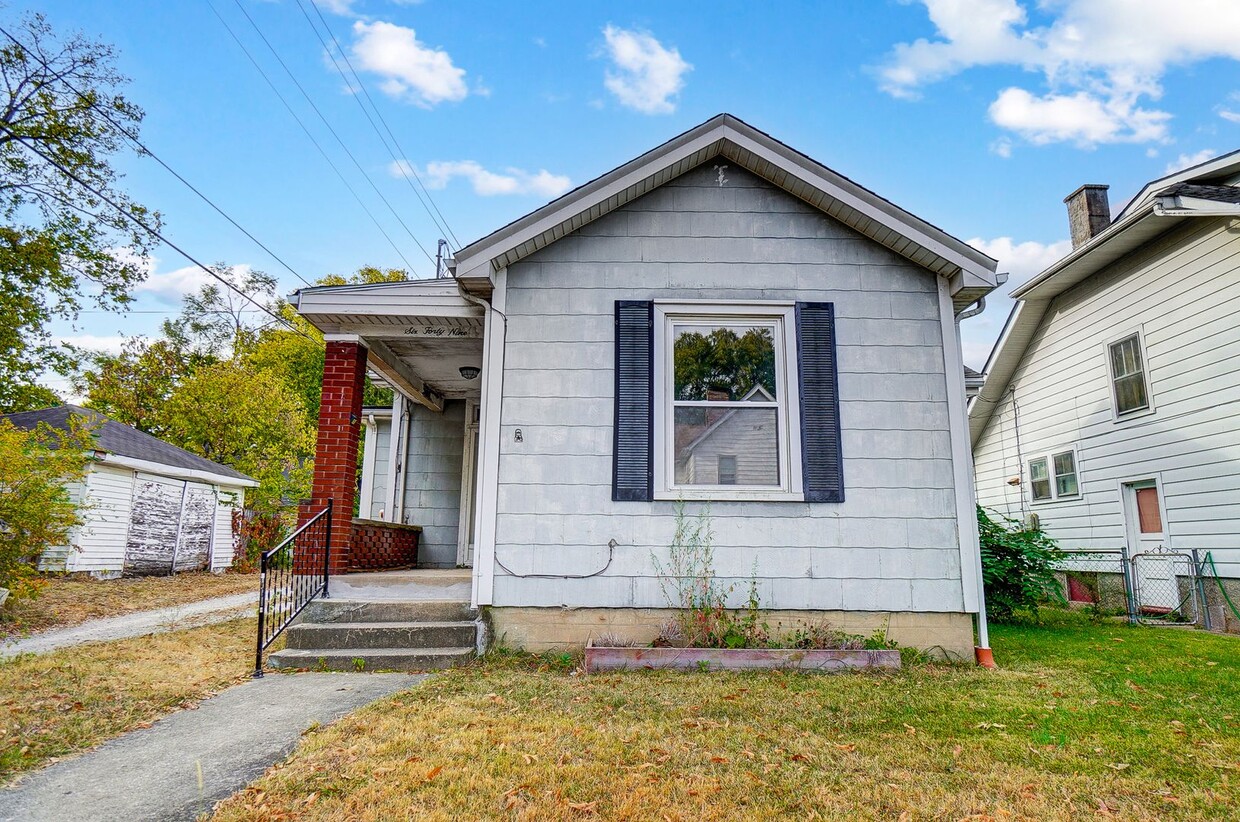 Primary Photo - Two Bedroom, One Bathroom House in Hamilton