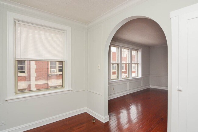 Building Photo - 551.5 W Surf St