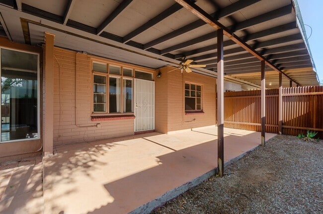 Building Photo - Private Home Steps away from U of A Campus!