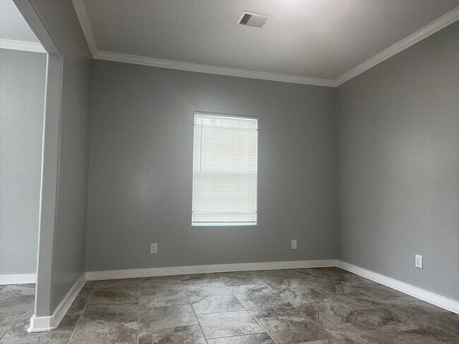 Building Photo - 5010 Hershe St