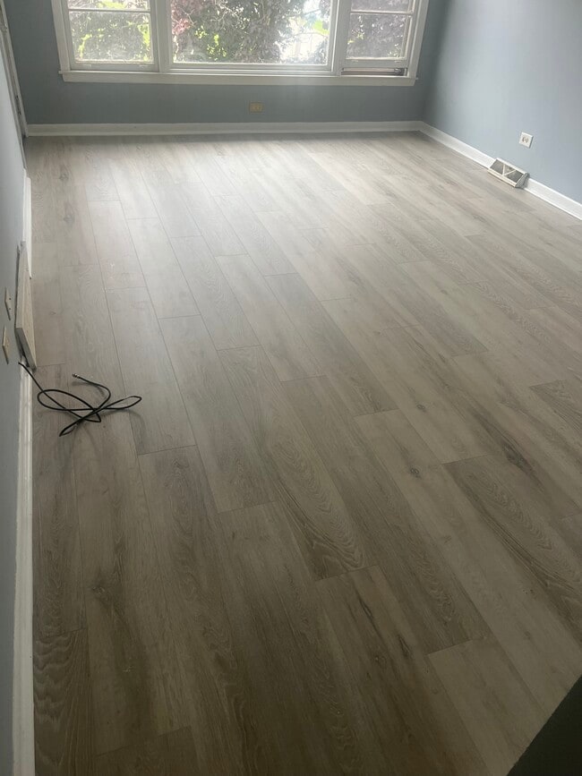 Living room - 13946 S State St