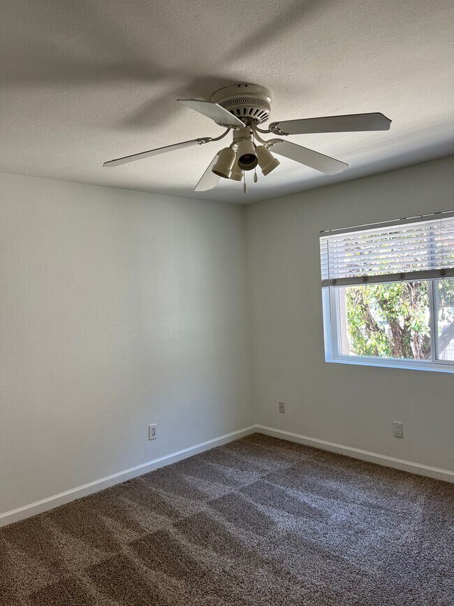Building Photo - Upstairs Corner Unit in the Verano Complex