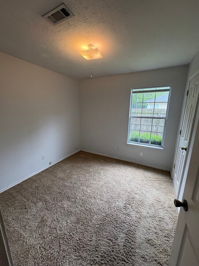 Foto del edificio - 2041 Wood Tree Ct