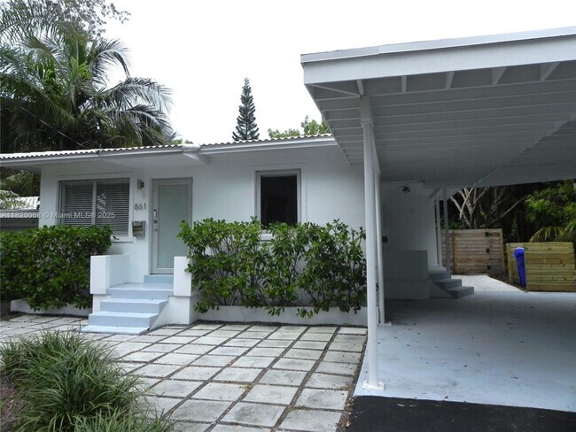 Foto del edificio - 861 NE 70th St